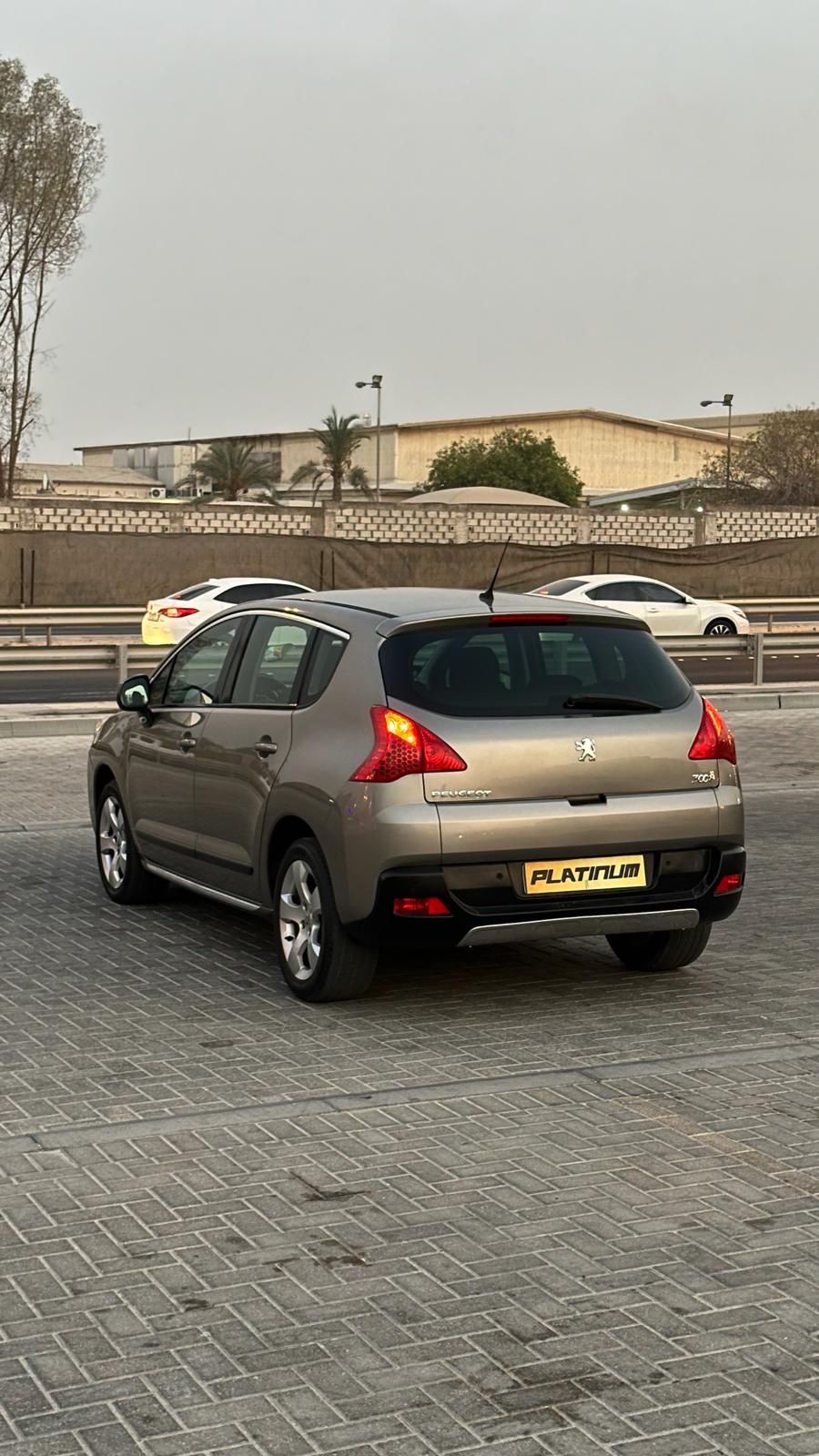 
								PEUGEOT 3008 full									