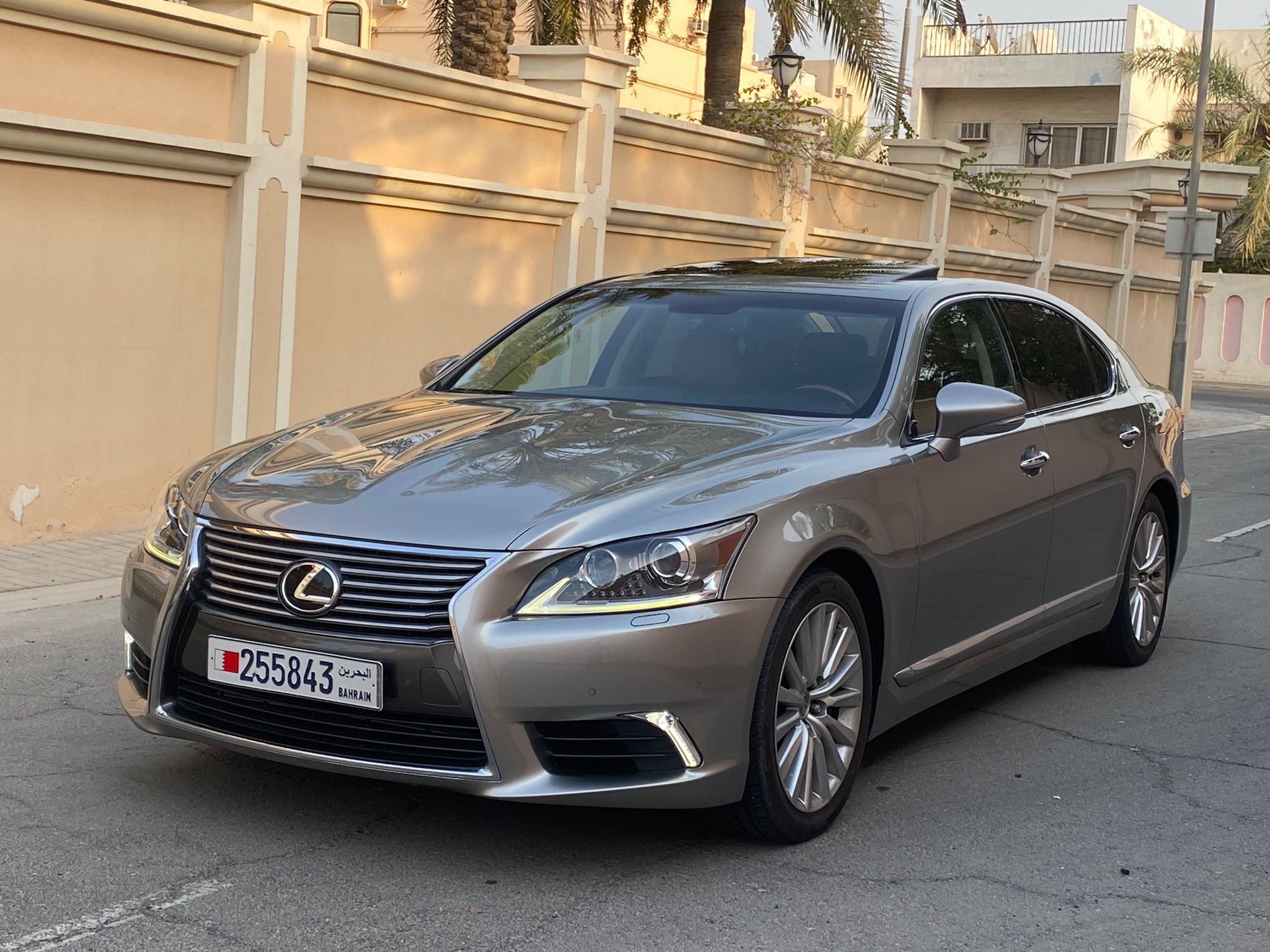 
								Lexus LS460 full									