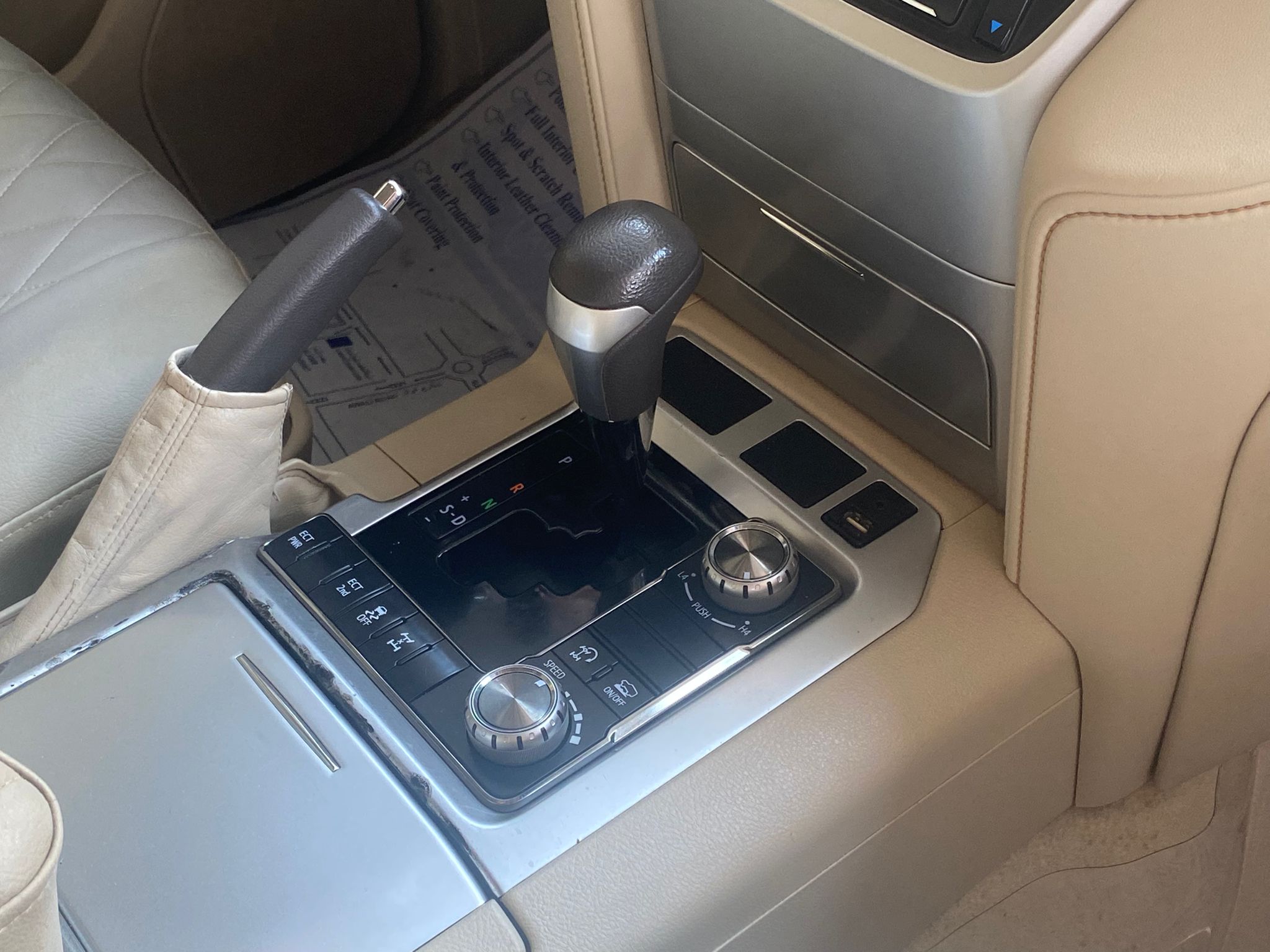 
								Toyota Land Cruiser full									