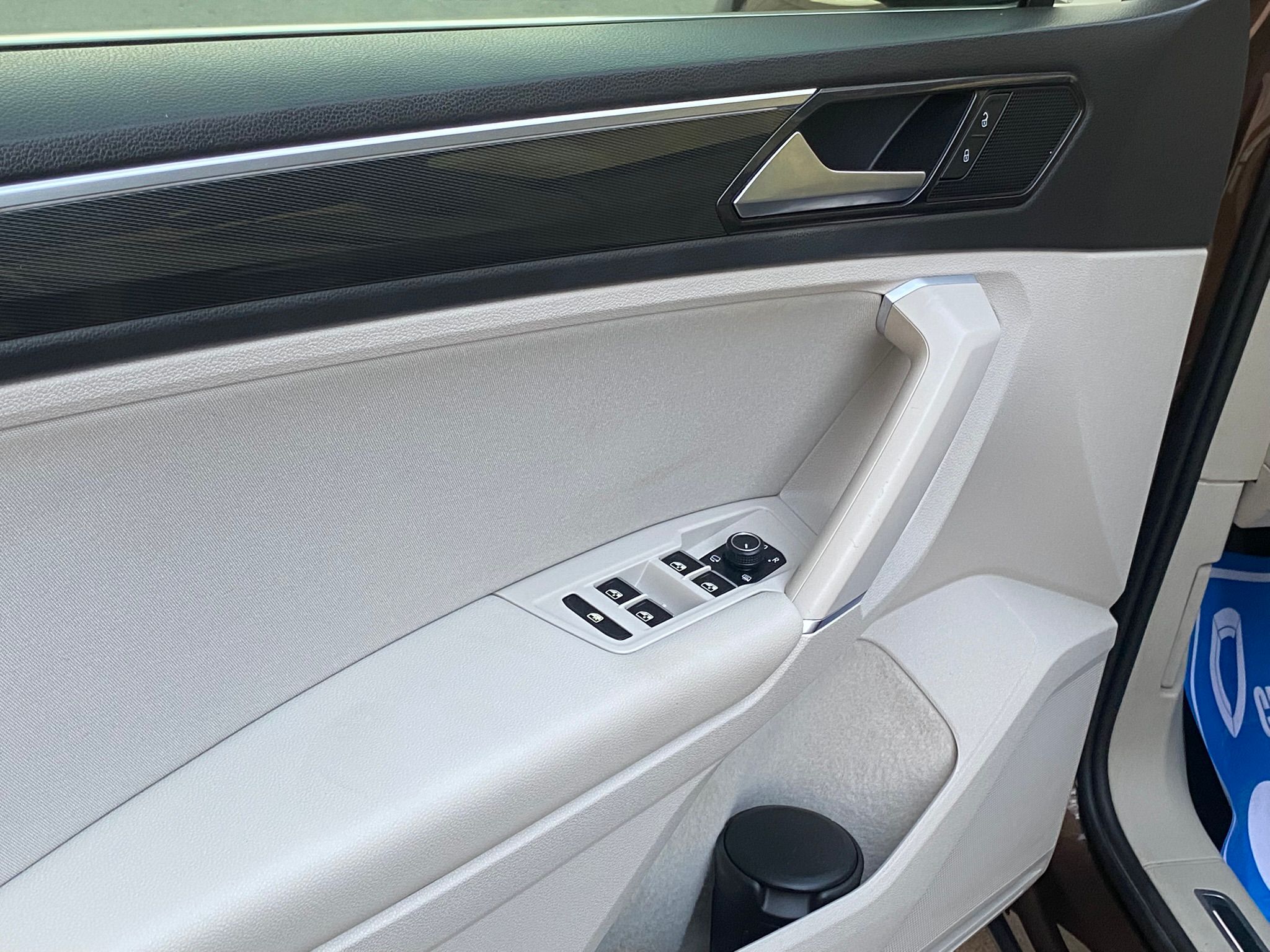 
								VOLKSWAGEN Tiguan full									