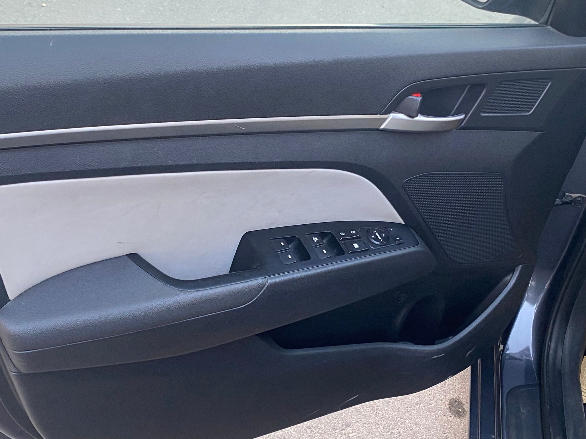 
								Hyundai Elantra 2.0 full									