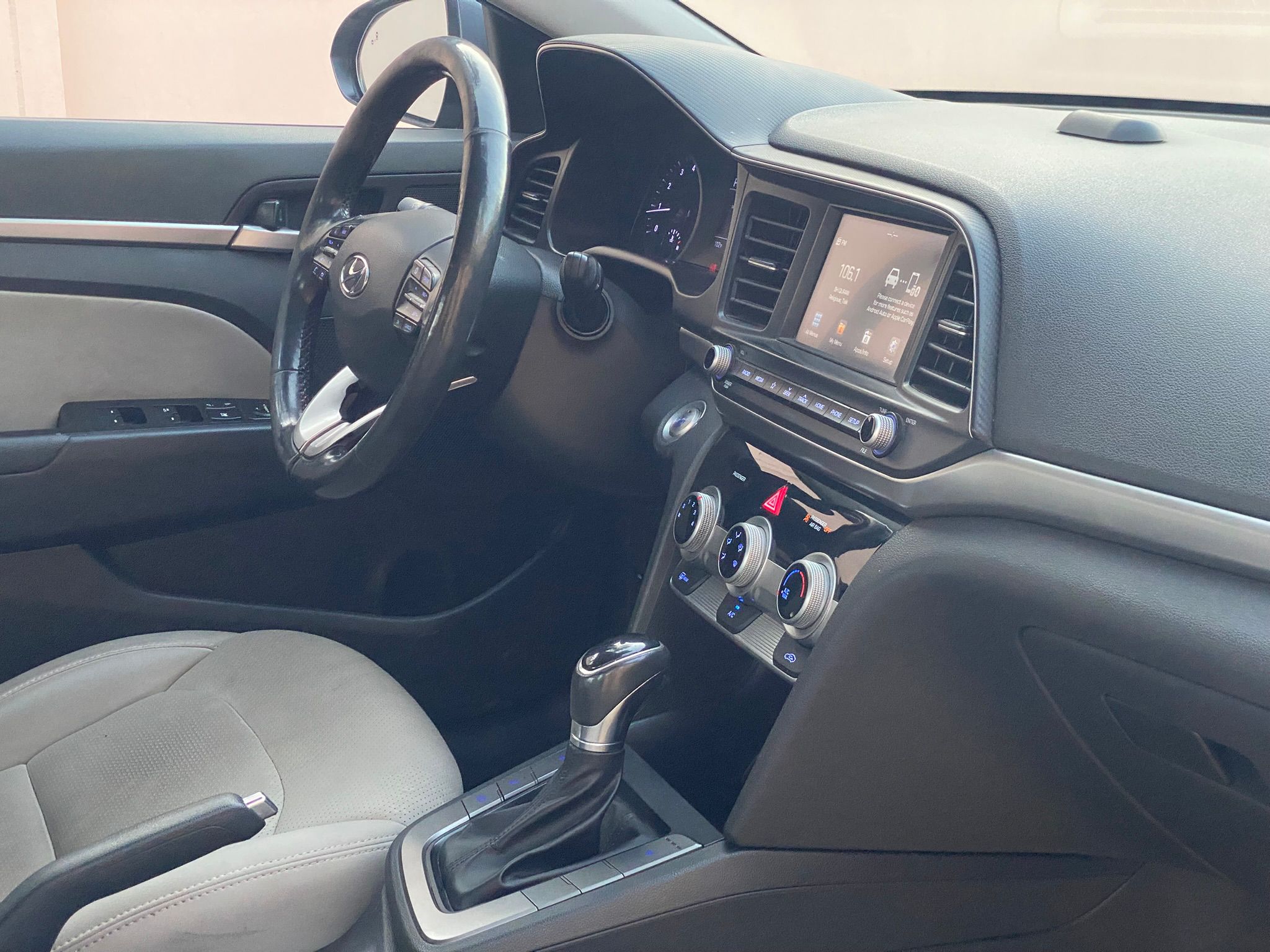 
								Hyundai Elantra 2.0 full									