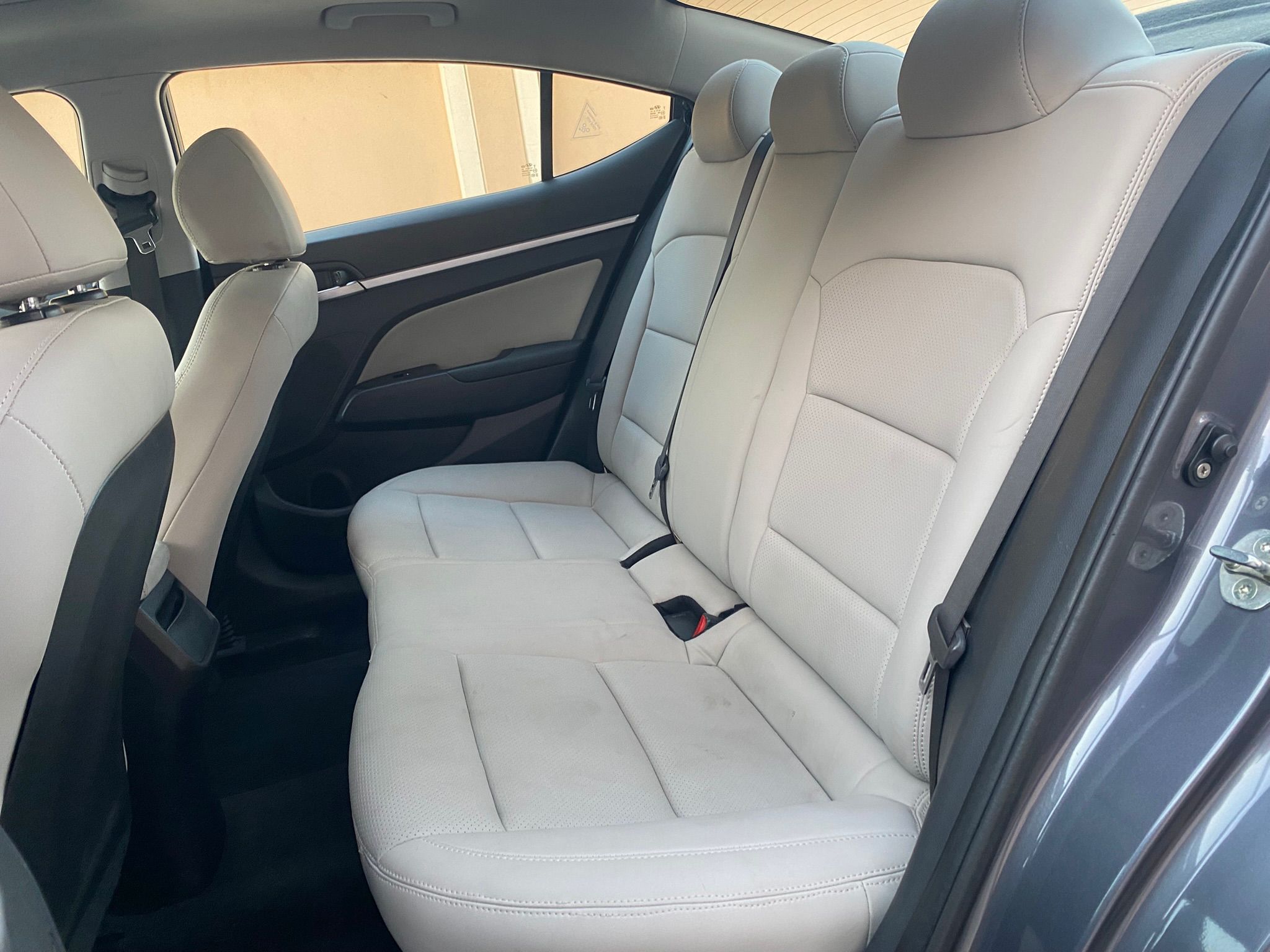 
								Hyundai Elantra 2.0 full									