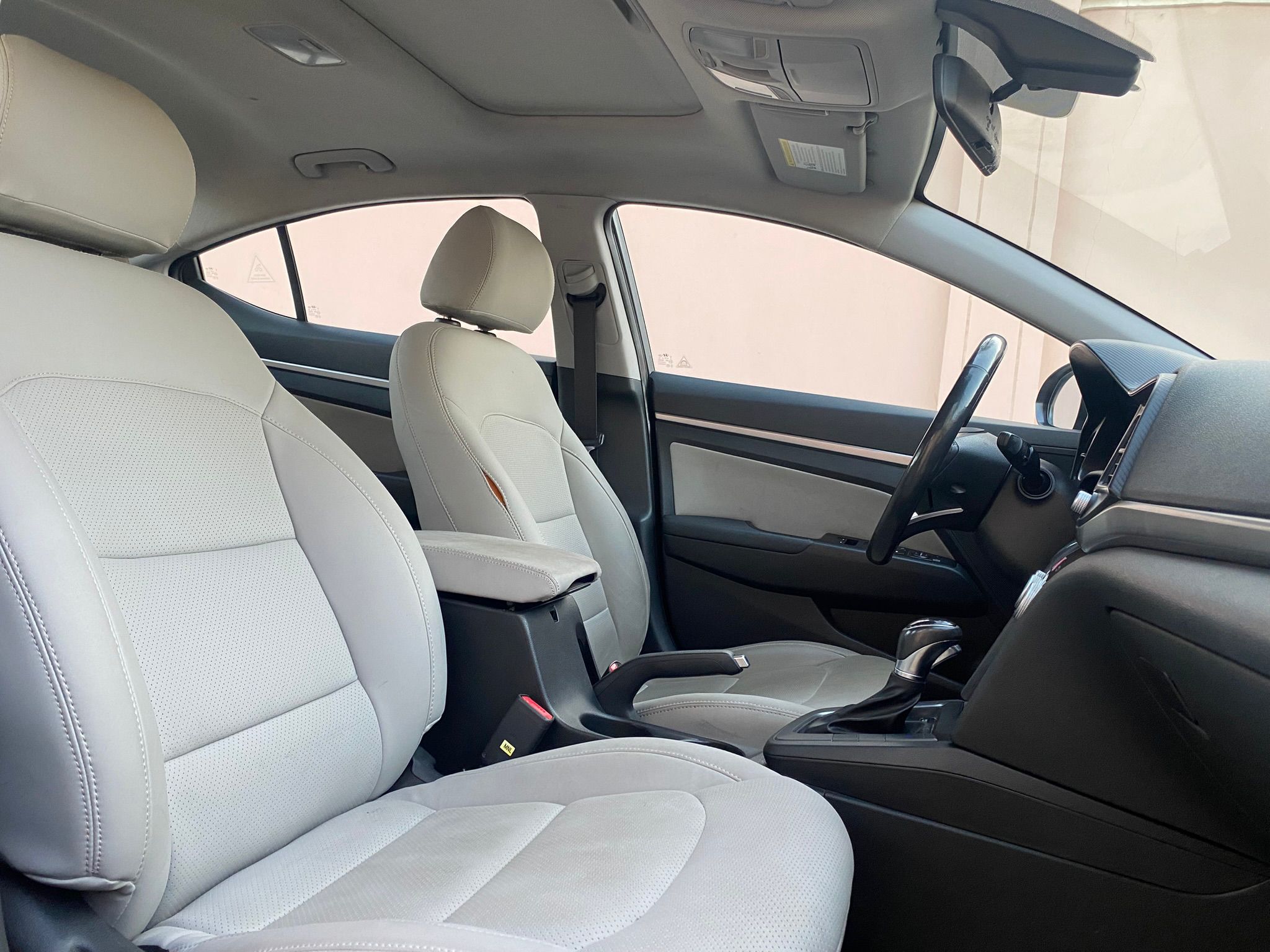 
								Hyundai Elantra 2.0 full									