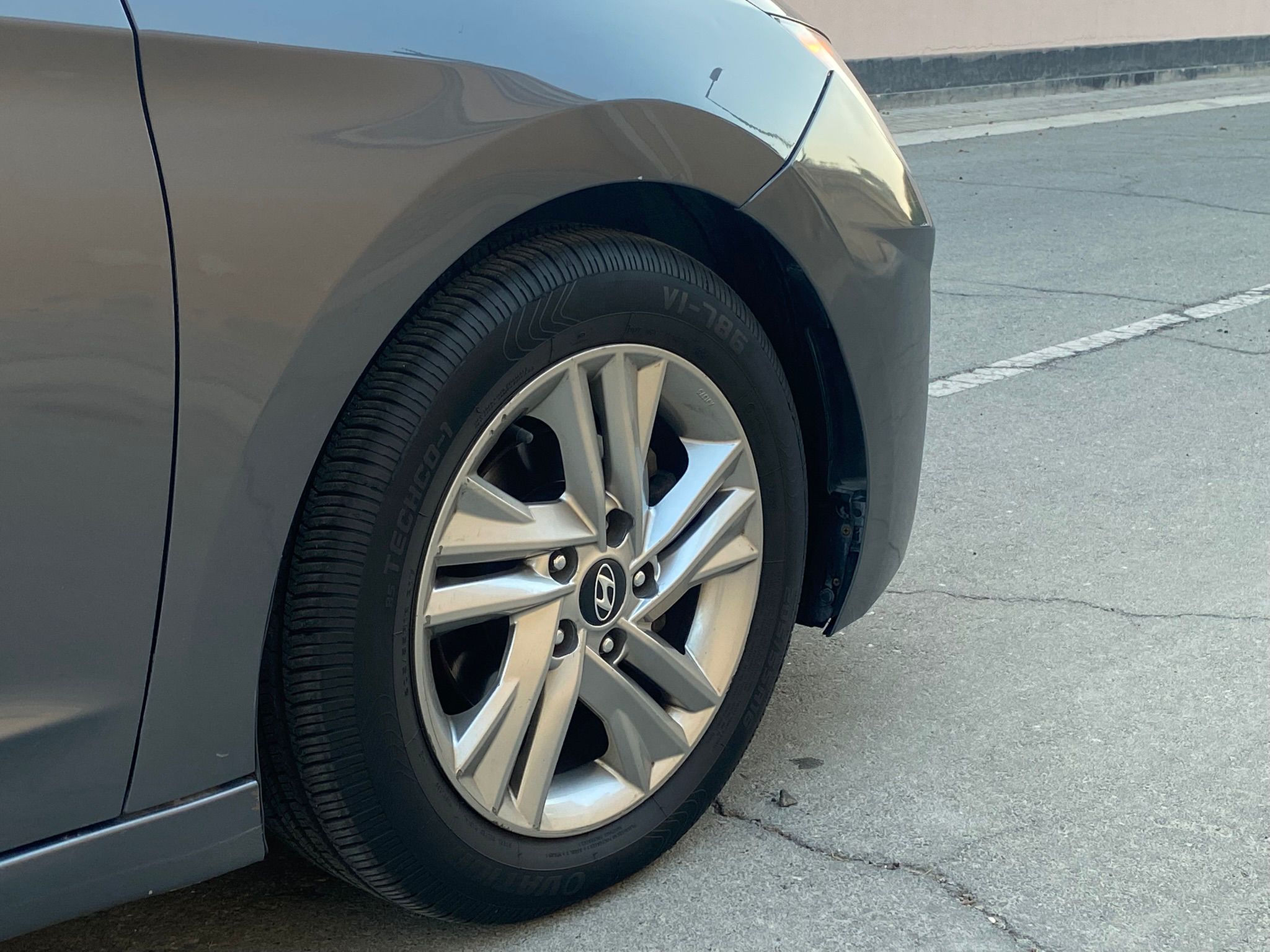 
								Hyundai Elantra 2.0 full									