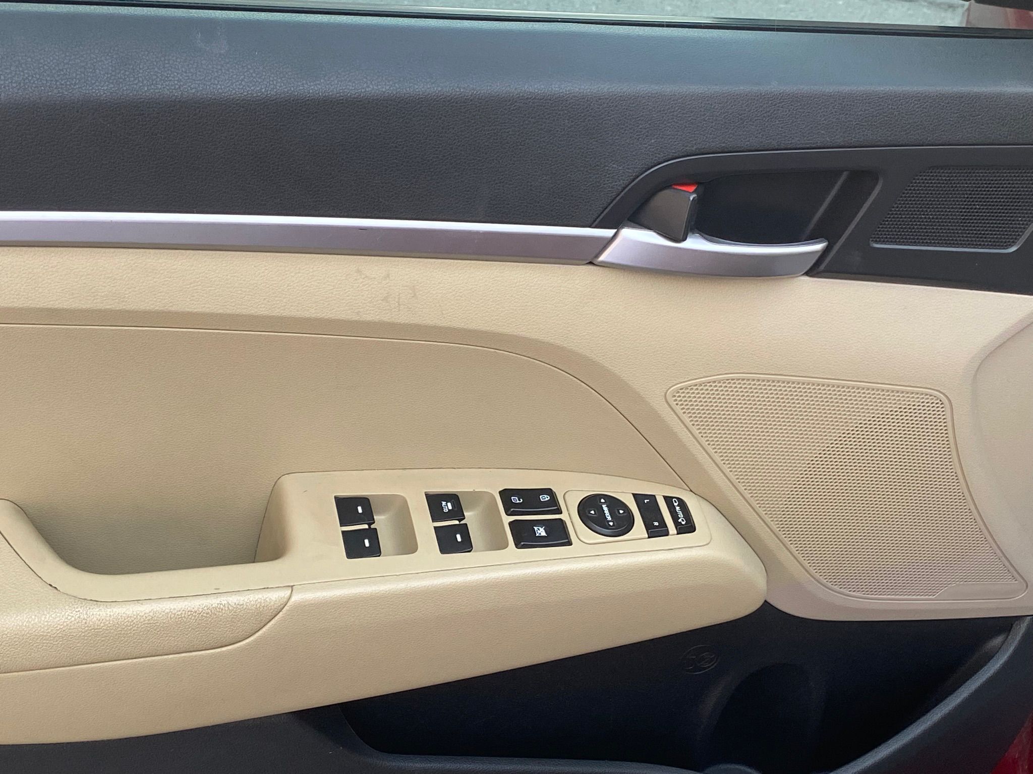 
								Hyundai Elantra 2.0 full									