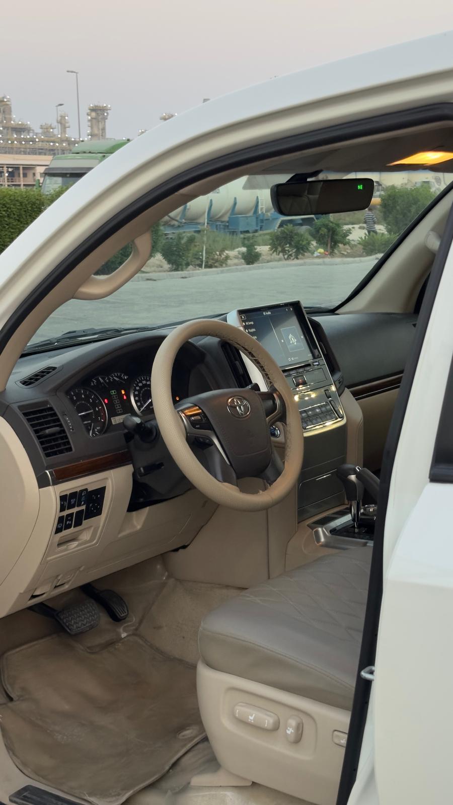 
								Toyota Land Cruiser GXR full									