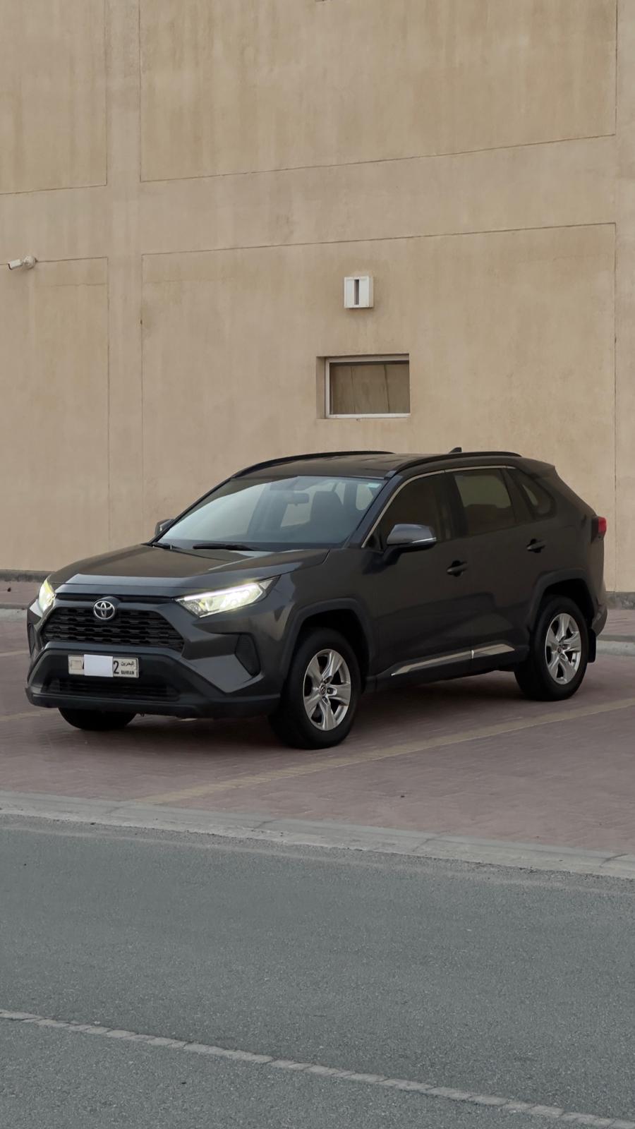 
								Toyota RAV4 full									