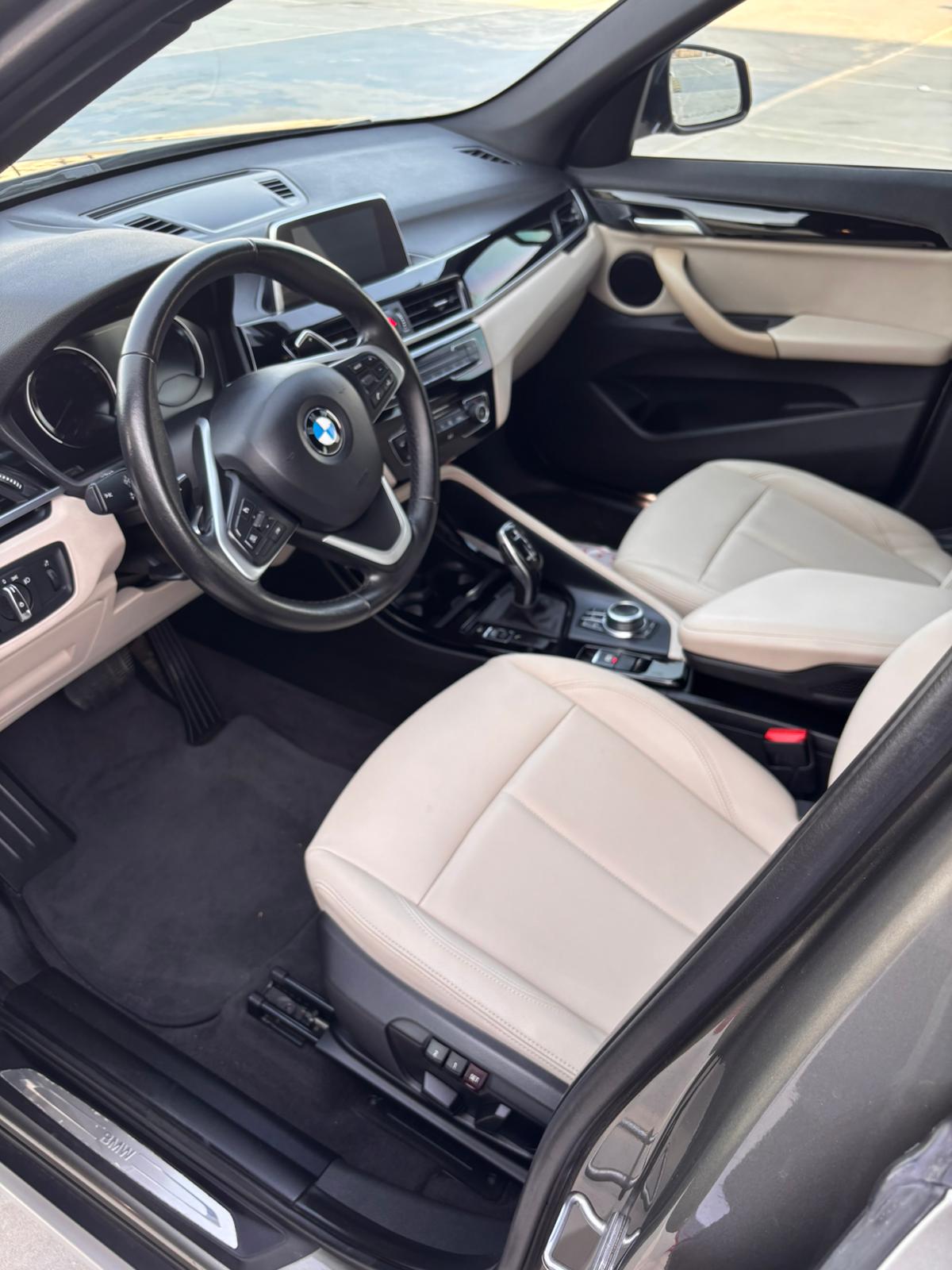 
								BMW X1 sDrive 2.0i full									