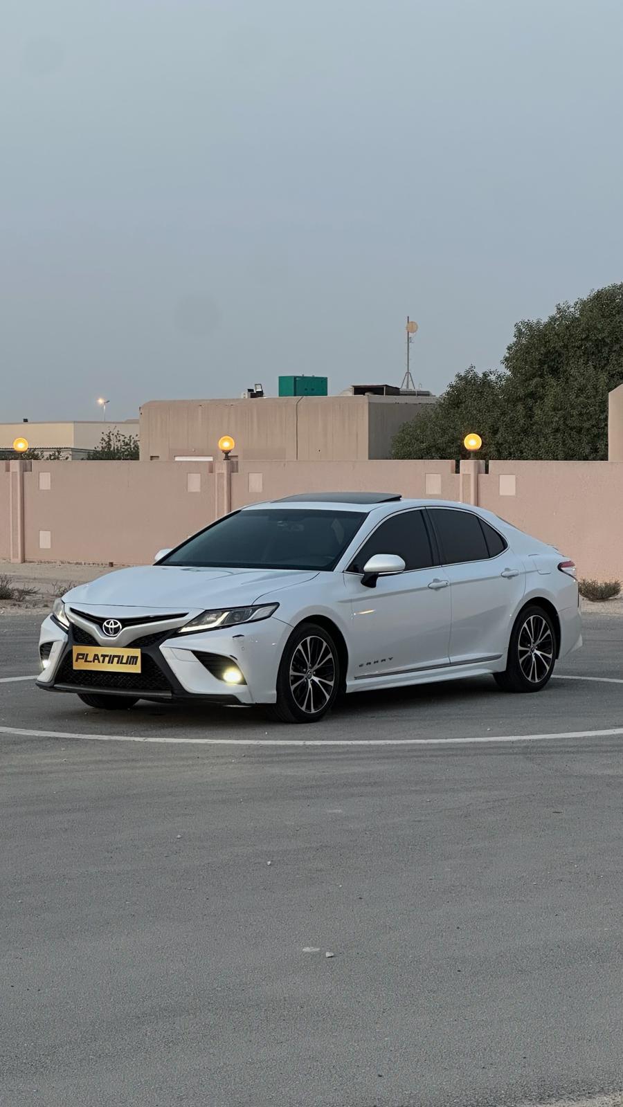 
								Toyota Camry SE full									