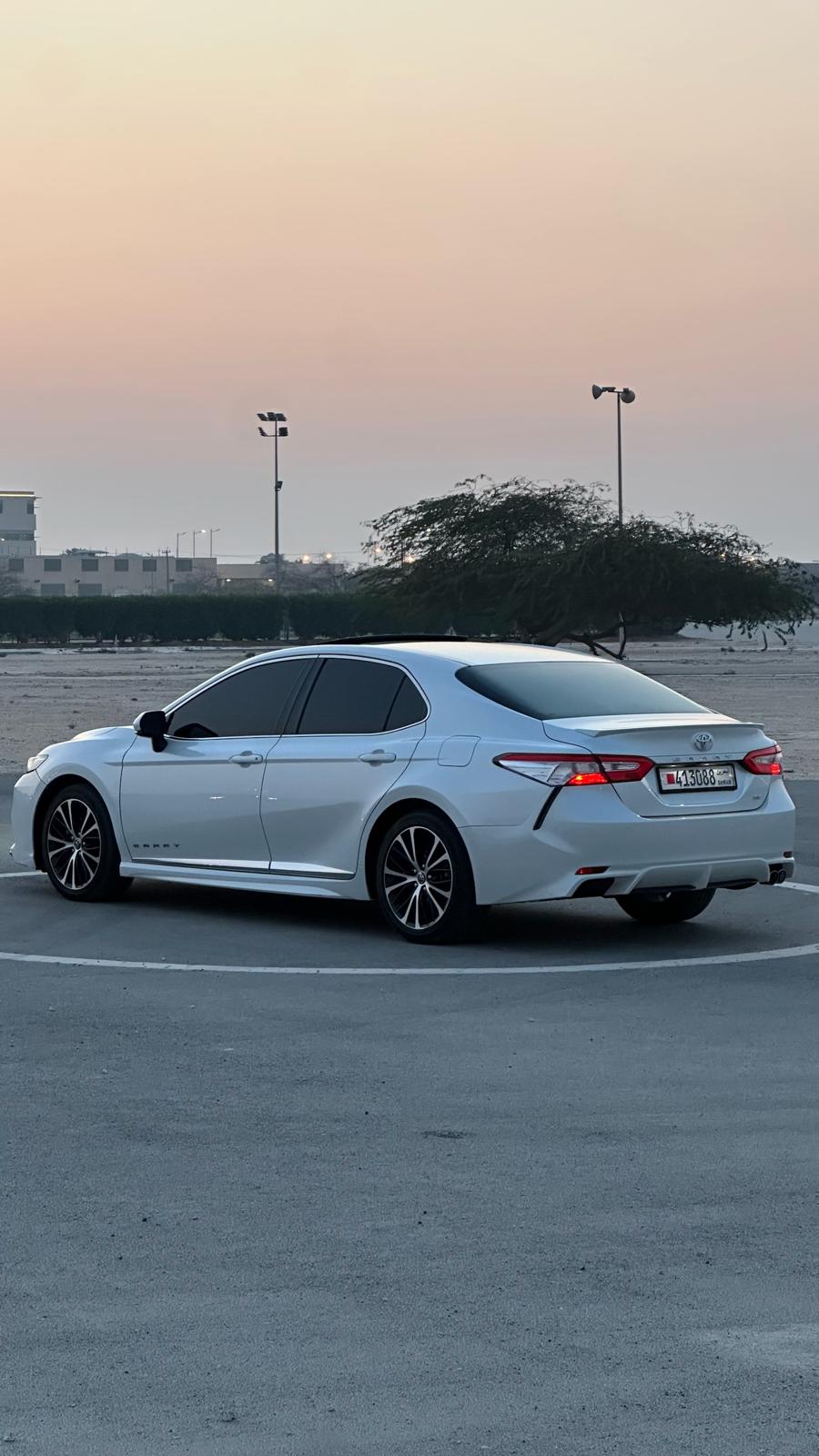 
								Toyota Camry SE full									