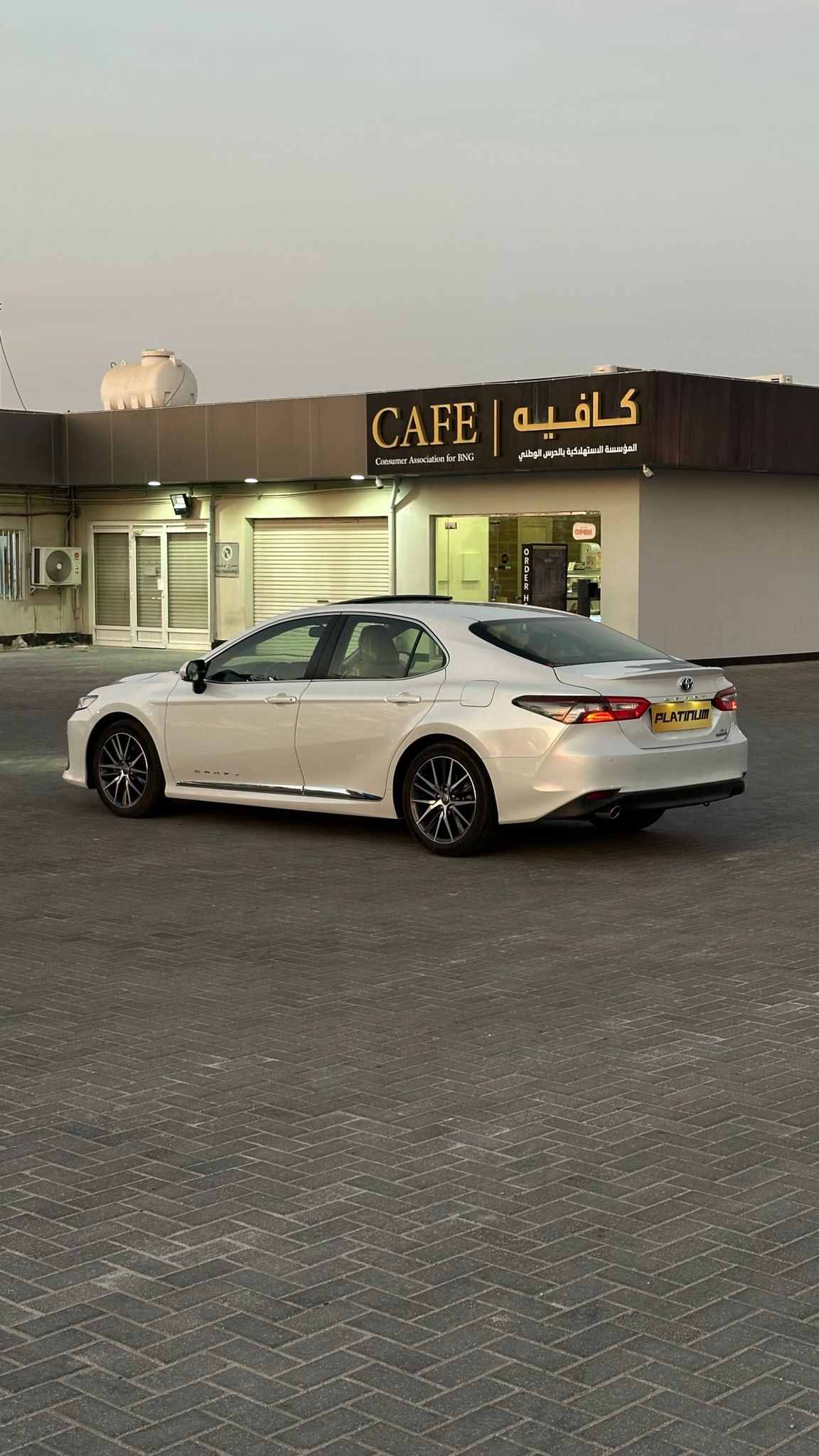 
								Toyota Camry Hybrid full									