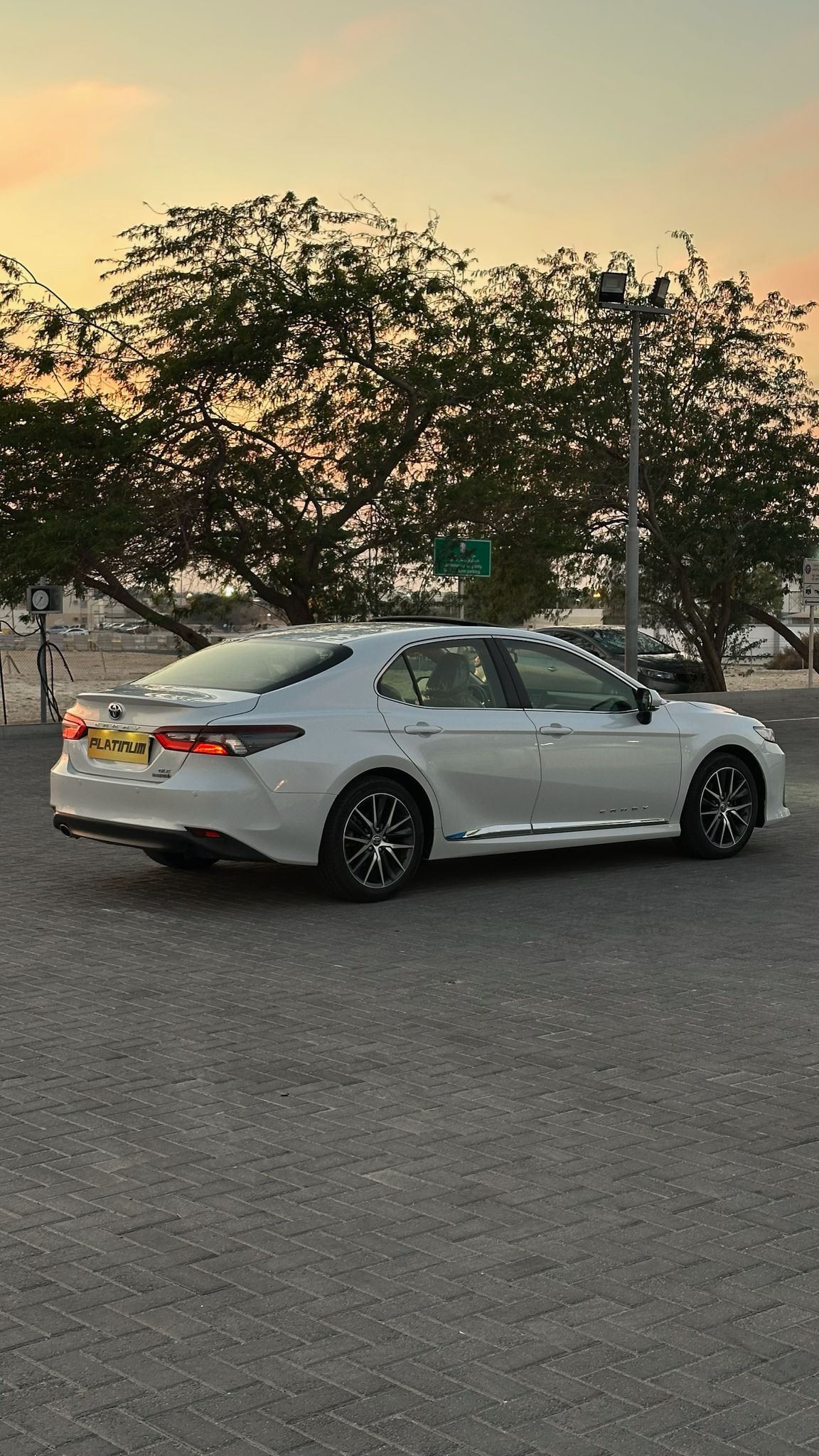 
								Toyota Camry Hybrid full									