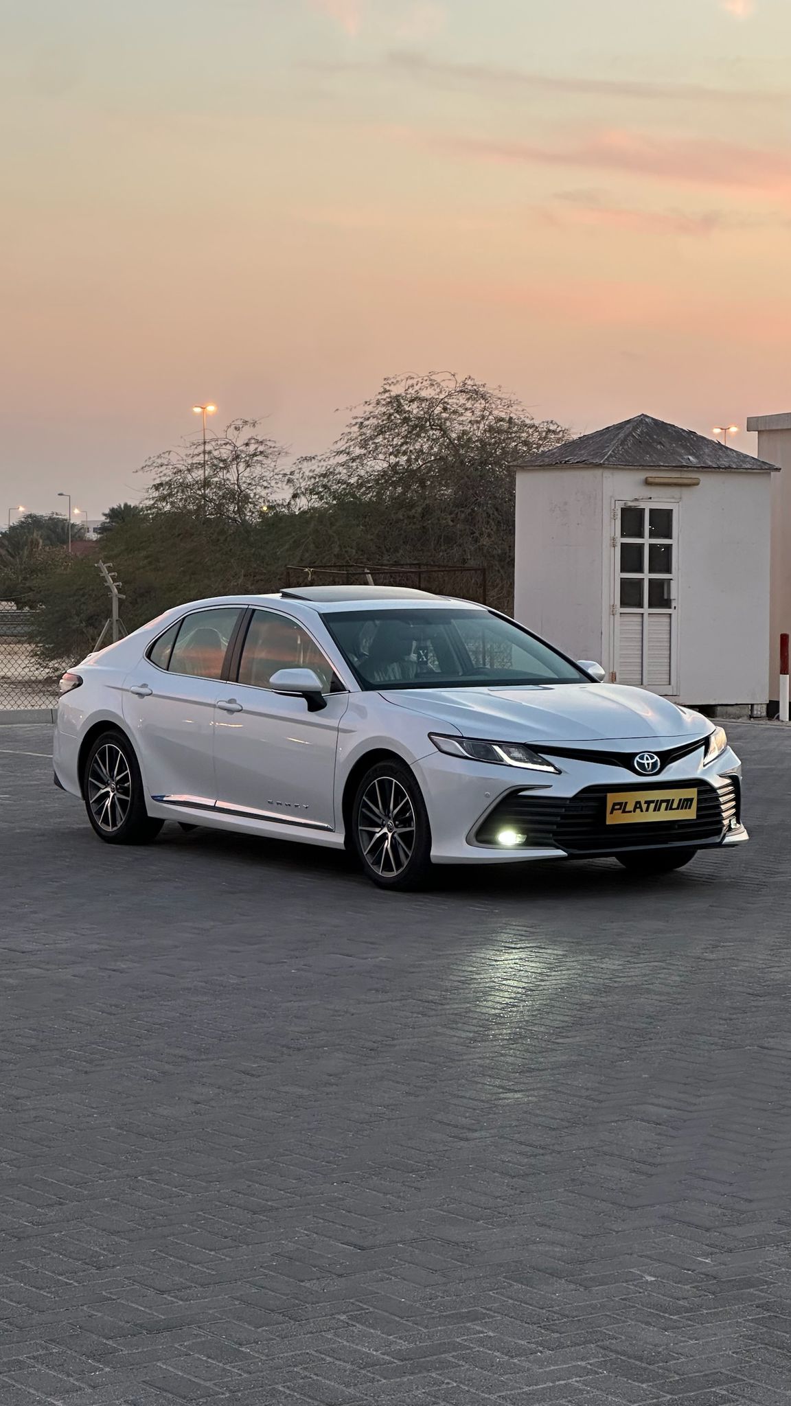 
								Toyota Camry Hybrid full									