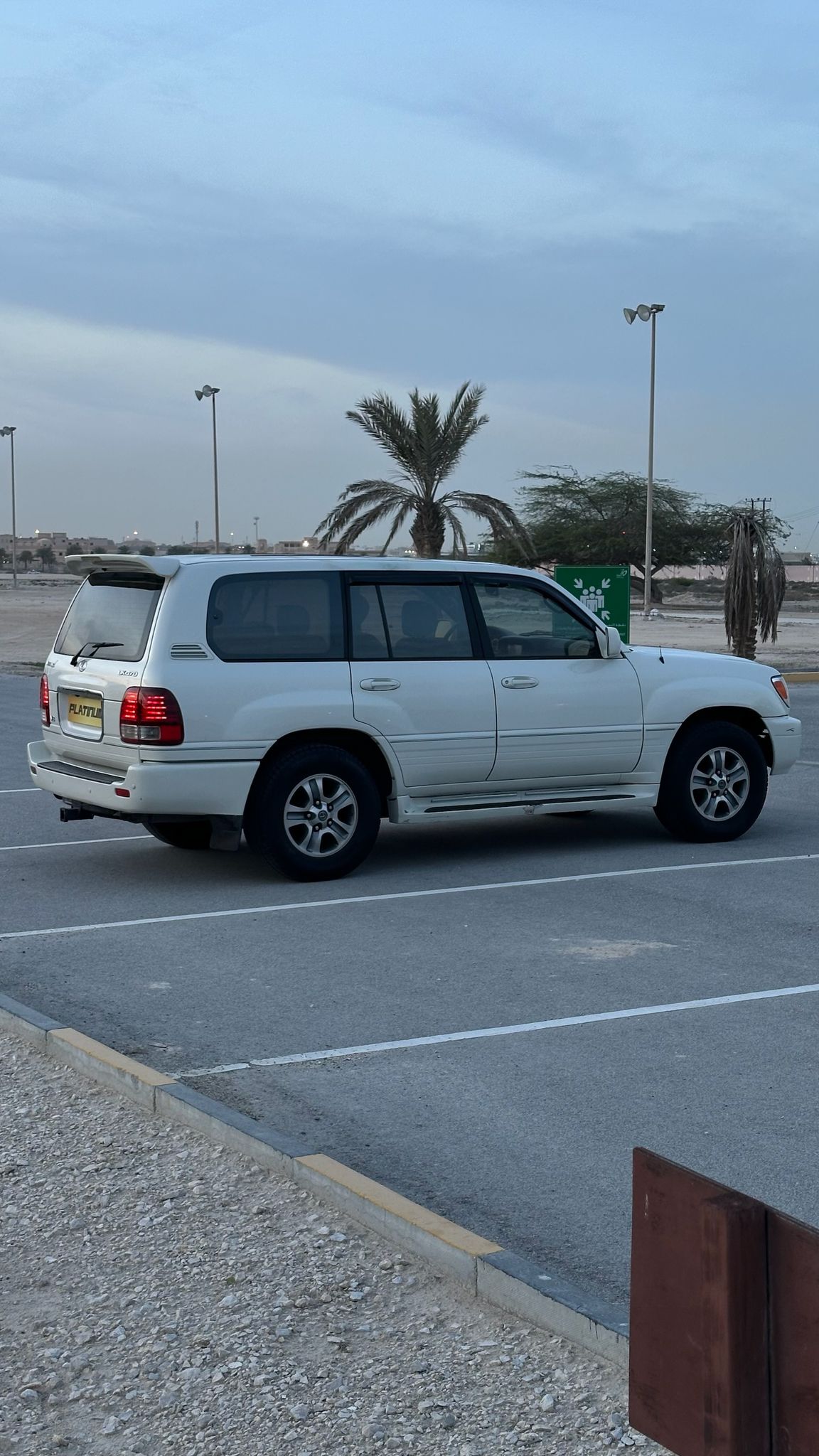 
								Lexus LX470 full									